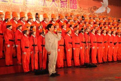 云南昭通市镇雄县山体滑坡抢险救援紧张进行,已转移群众213人